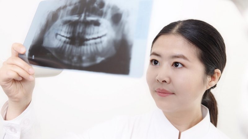 隐形矫正与传统矫正：材质差异解析